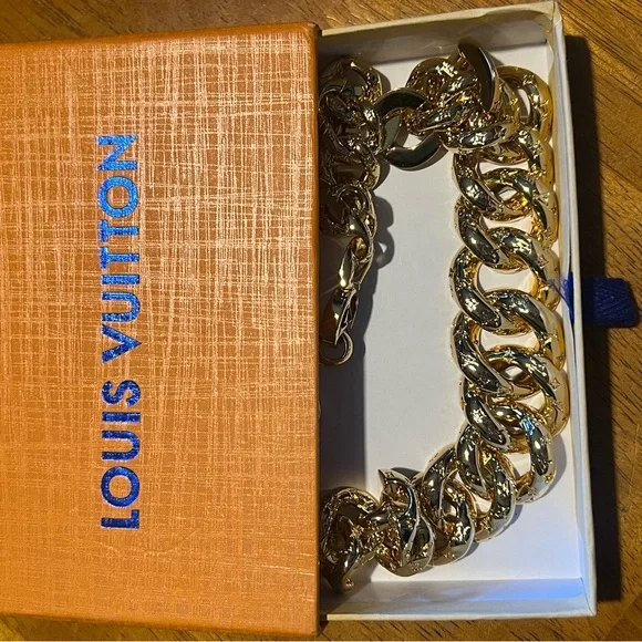 LV logo necklace - Picture 7 of 9